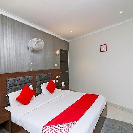 Oyo Hotel Metro Tower Near Ambience Mall New Delhi Exterior photo