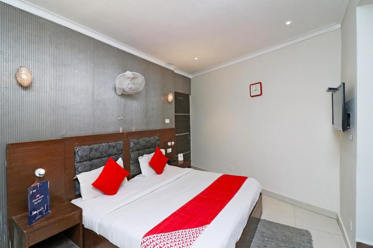 Oyo Hotel Metro Tower Near Ambience Mall New Delhi Exterior photo