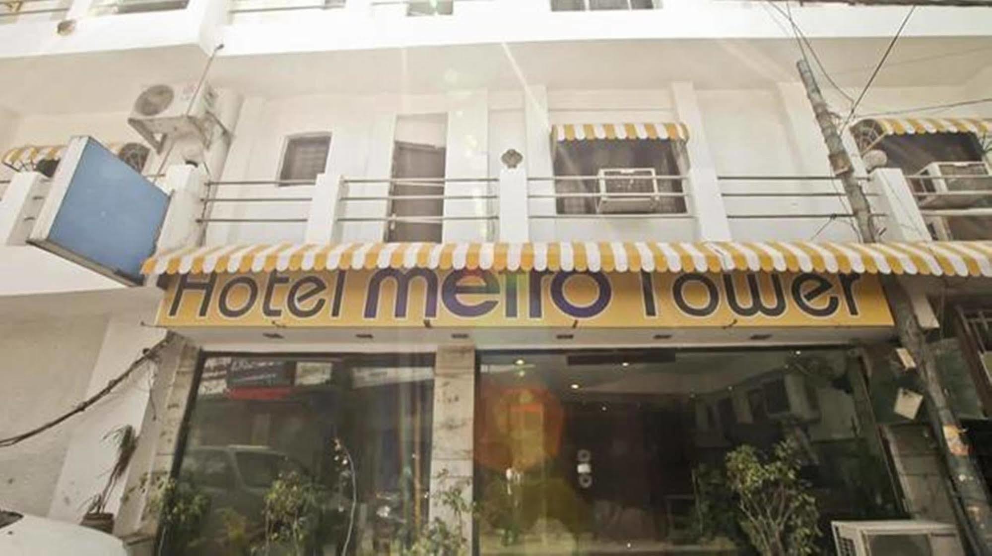 Oyo Hotel Metro Tower Near Ambience Mall New Delhi Exterior photo